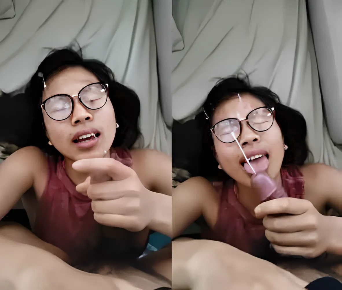 Gadis berkacamata itu mengelus kemaluannya dan menembakkannya ke seluruh wajahnya