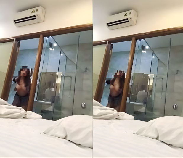 Periksa barang di kamar mandi hotel