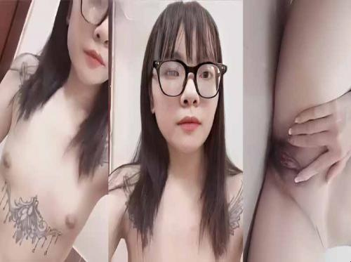 Saya dengan hormat meminjam uang menggunakan klip telanjang... Saya dengan hormat meminjam uang menggunakan klip telanjang...