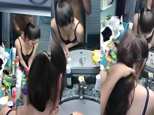Gadis itu sedang merias wajahnya ketika dia menjadi doggy Gadis itu sedang merias wajahnya ketika dia menjadi doggy