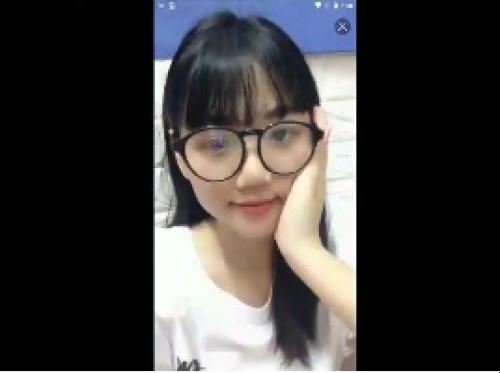 Saya seorang pelajar yang menghasilkan uang dengan bekerja menggunakan telinga kiri saya Saya seorang pelajar yang menghasilkan uang dengan bekerja menggunakan telinga kiri saya